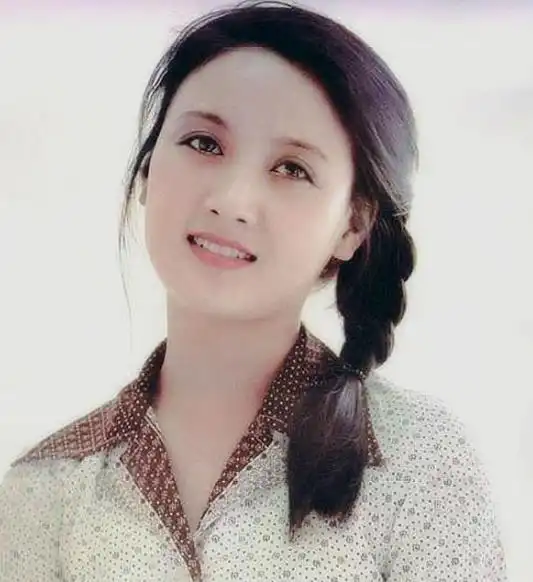 二婚嫁给张国立,被要求30年不能生育的邓婕,如今63岁却当了妈妈