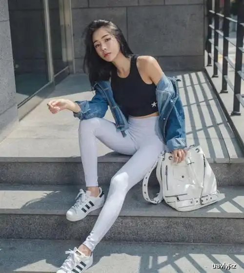 简约气质的打底裤美女,身姿丰盈,特别吸引眼球