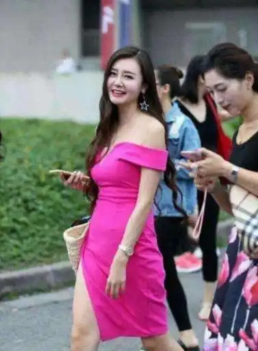 丰盈美女高开衩包臀裙,逆天大长腿尽现,妖娆又妩媚太会穿