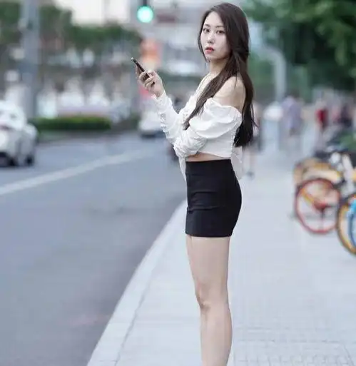 时尚街拍美女搭配黑色包臀裙,时髦显瘦又吸睛优雅的气质