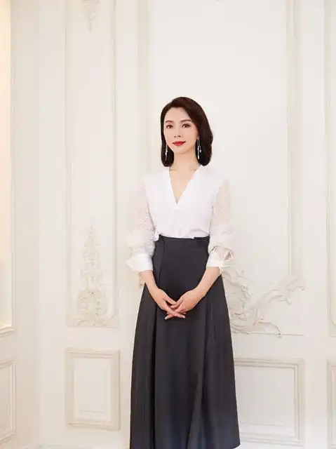 大龄女生出席活动学陈数穿,穿薄纱领黑色裙子优雅出众,又美了