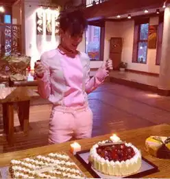 王菲庆祝42岁生日女儿送手绘祝福卡