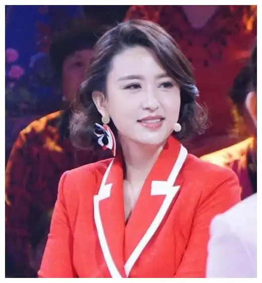 她是央视美女主播,比董卿还漂亮,被父母催婚后嫁大20岁矿业大亨