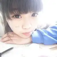 穿蓝色校服的女生头像