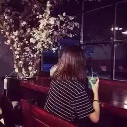 女生头像背影长发咖啡店