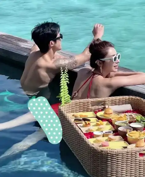 麦迪娜一家四口出游,姜潮一人哄俩娃,和二胎女儿对嘴亲吻超有爱