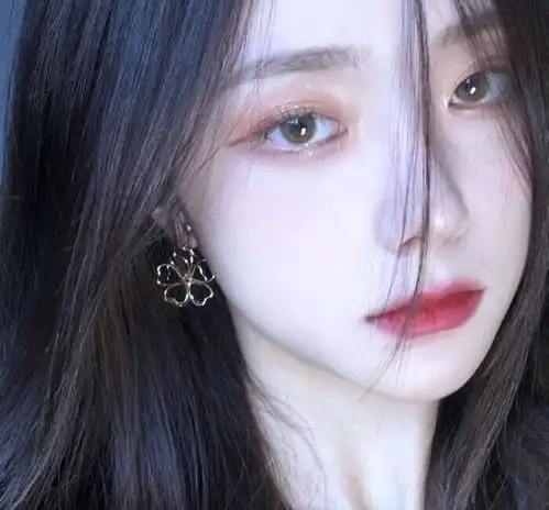 人物图片女头像纹眉