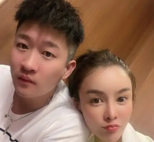 35岁曹云金官宣新恋情,和小1岁女友依偎合照,女方颜值高没皱纹