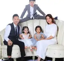 杨威晒双胞胎女儿萌照,小小年纪就是大长腿,妻子素颜美丽贤淑