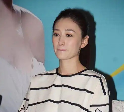 李小冉保养的真好,简单的黑白色服装也能穿出高级感,太有女人味