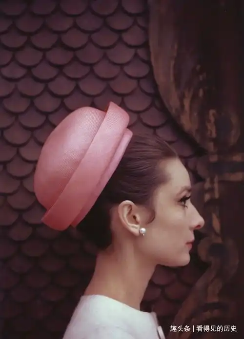 彩色老照片戴帽子的赫本风情万种