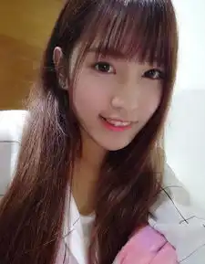 18岁电竞美女玩家走红网络大量私照流出