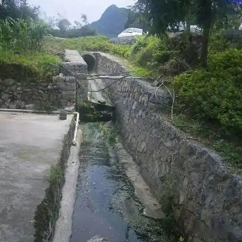 凤凰山风景区是美,但后山公共厕所下坐家户却被坑哭了......
