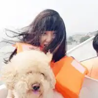 女生和狗狗的头像卷翘