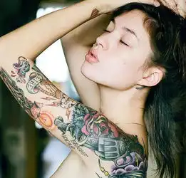 俄罗斯纹身美女半裸照