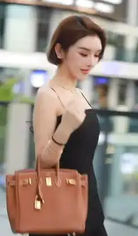 偶遇短发个性美女,黑色吊带连衣裙帅气性感,网友美呆