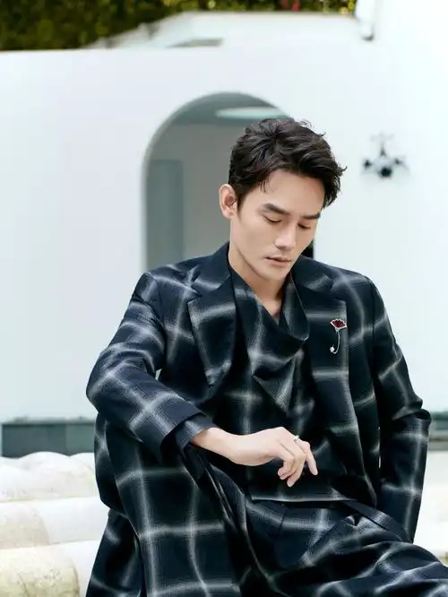 王凯出演故宫文物修复师,认真的男人最帅气,工作服穿出气质