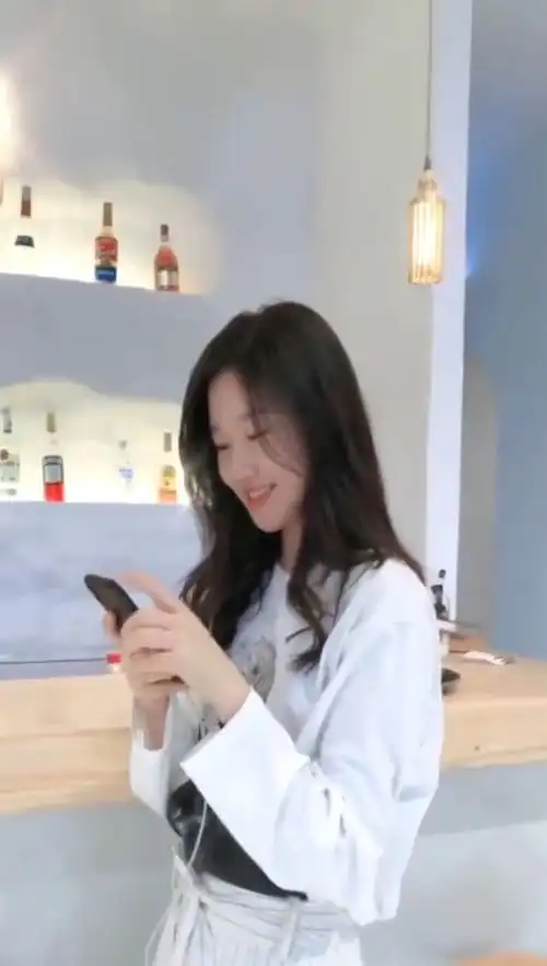 偶遇一位清纯小姐姐,笑起来的样子很迷人,网友挪不开眼