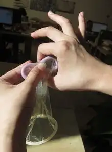 真人示范女用安全套佩戴过程
