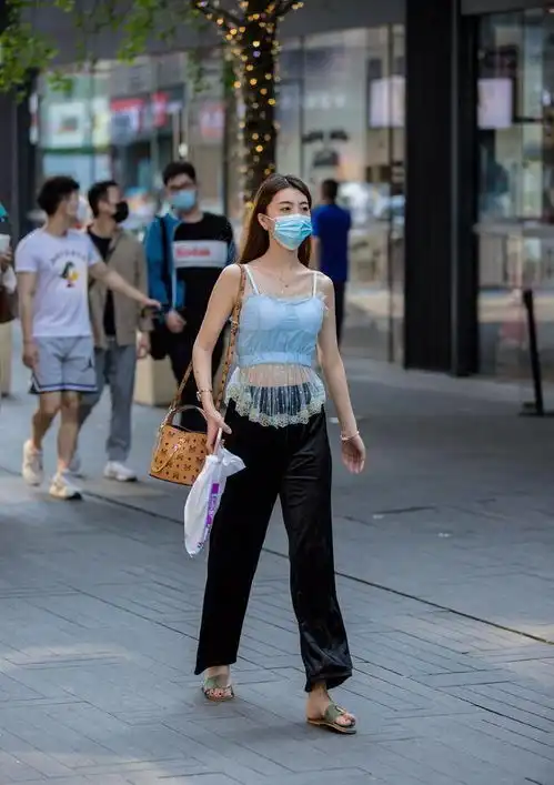 别对拖鞋嗤之以鼻拖鞋休闲随性,穿着逛街多舒服,谁穿谁知道
