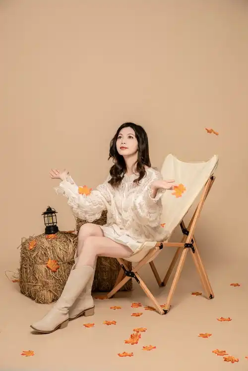 露营椅出行露营秋季时尚女生人物摄影图摄影