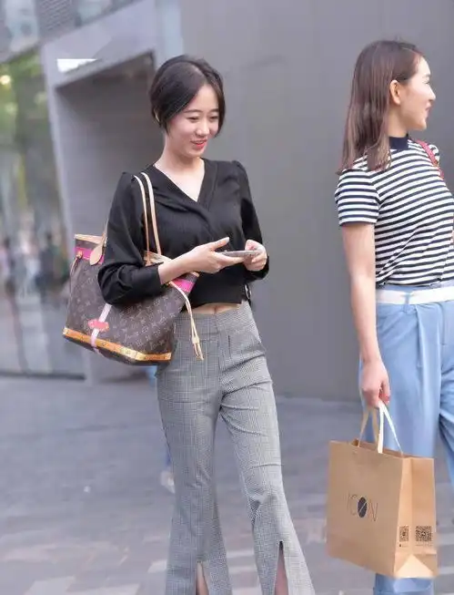 街拍短发小姐姐,笑起来真好看,给人一种邻家女孩的亲切感