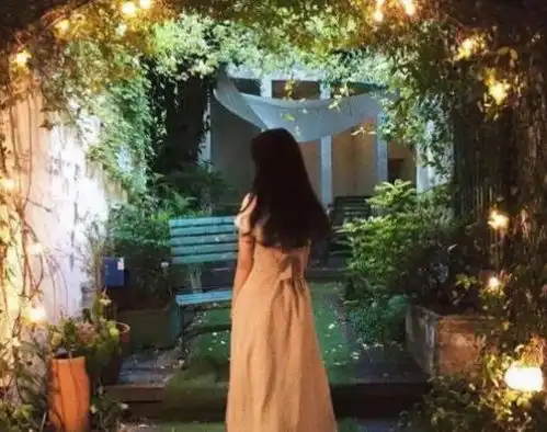 穷养女和富养女的区别,背影就能看出来,大学后更明显