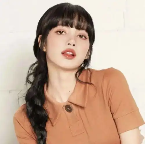 头像穿绿衣服小女孩托腮