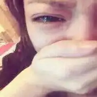 女生头像伤心落泪qq头像