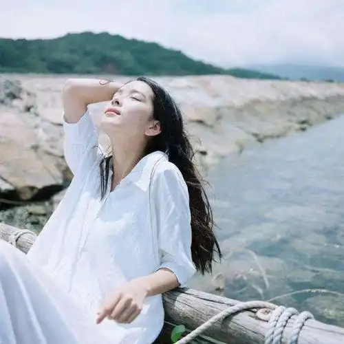 女生头像侧脸阳光照耀