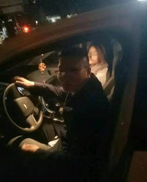 案例女子与男上司在车内暧昧,不慎小车滑入水中,最后双双殒命