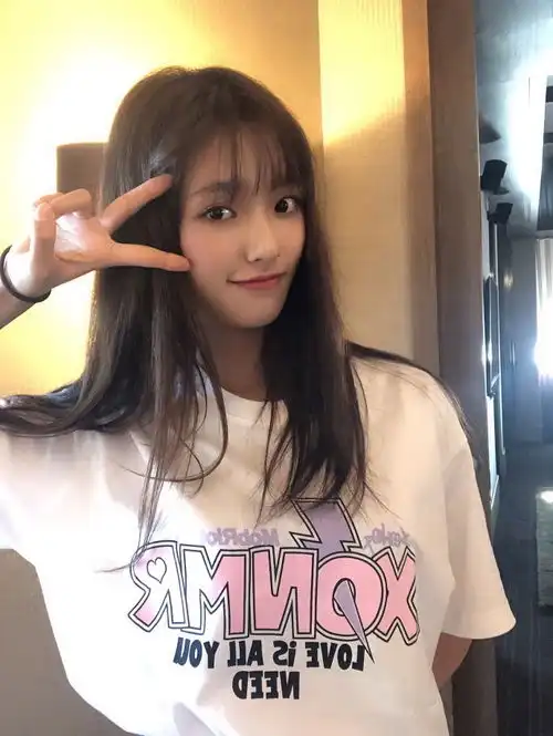 组图林允扎马尾双手托腮少女感十足比剪刀手拍照随性又可爱