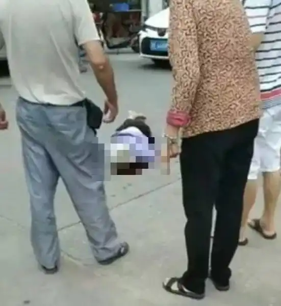 被绊老人身亡,牵狗女孩转身就跑构建宏大智慧课堂推进素质教育