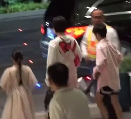孙俪邓超一家,为女儿庆生现场状态曝光全家人服装统一引热议