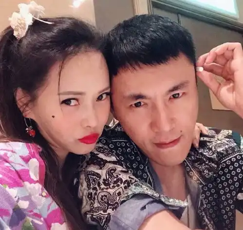 60岁庾澄庆罕见公开一家四口合照,与小14岁娇妻带子女爬山