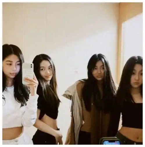 李亚鹏再婚后李嫣首次露面,穿衣风格大变,露小蛮腰展现自我
