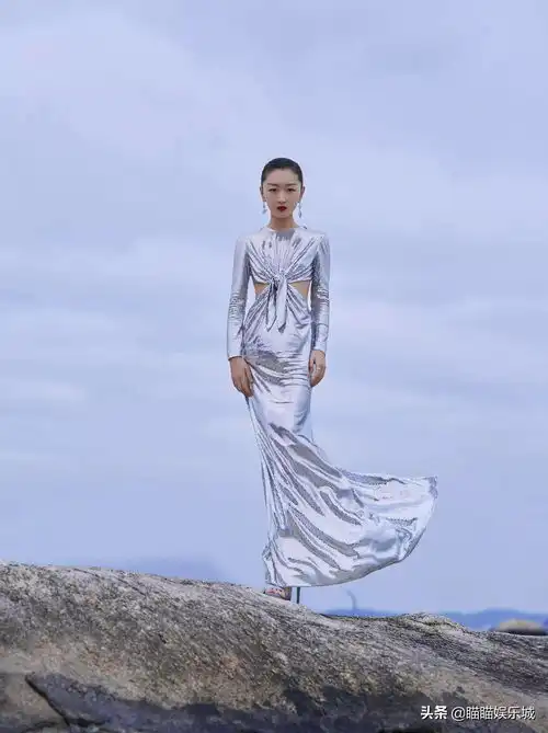 盘点娱乐圈女明星剪裁不常见的礼服,周冬雨可以占到一半