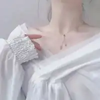 真人头像女生露锁骨真人