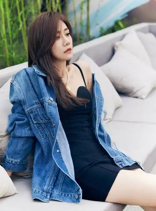 40岁女星刘芸穿玫红色比基尼出镜,素颜状态能打,修长美腿白嫩光滑