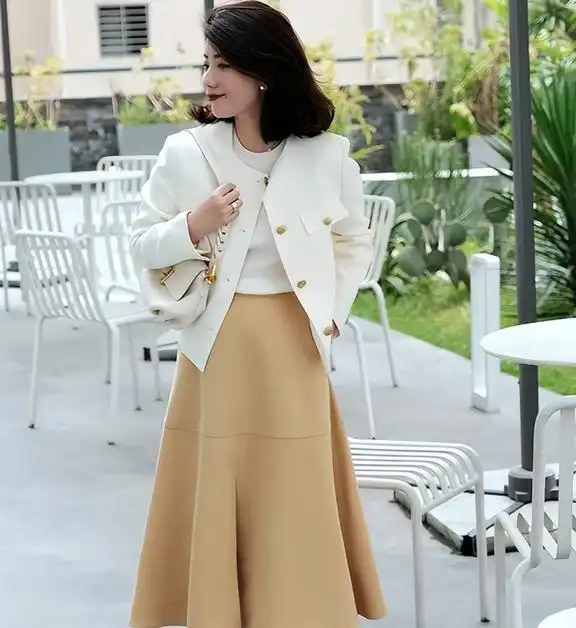 50岁左右的女人,建议少穿棉服羽绒服换成这3种外套,更时髦
