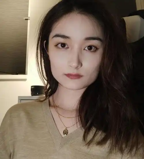 方脸真的要避雷这几点中分显脸大,圆领不要穿,平眉会很丑