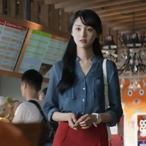 热巴的牛仔衣搭配最美,杨幂性感,而angelababy却被说不好好穿衣服