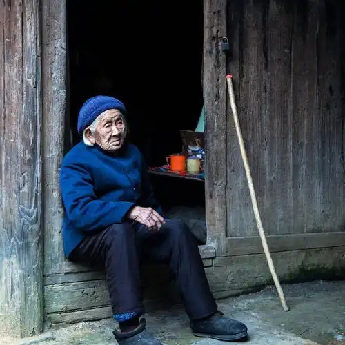 67岁老人给儿子买车买楼,卧病在床无人理做人要自私一点准没错