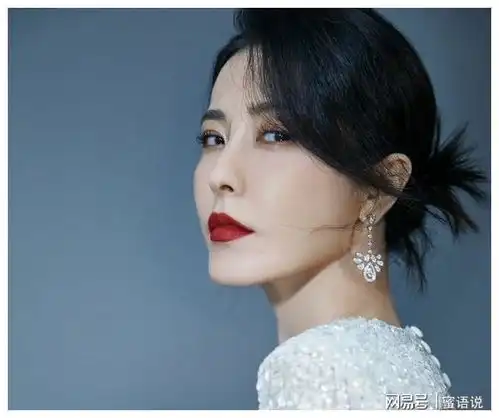 几个同学都是影后,两位前任全是实力派,大美女曾黎怎么就红不了