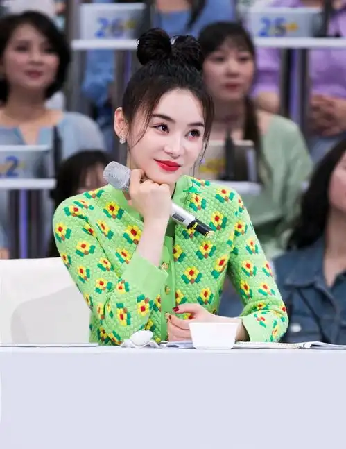 袁姗姗的丸子头好抢镜,穿淡绿色上衣配蓝色牛仔裤,彩色女孩上线
