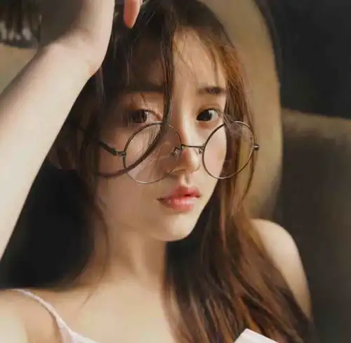 戴眼镜美女头像短烫发扣