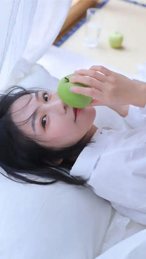 白衬衣短发美女手机壁纸
