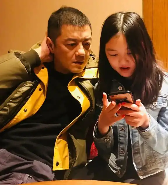 李嫣采访时透露手术前访哄李亚鹏还调侃王菲,人小鬼大个性十足