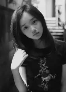 黑白女孩唯美壁纸