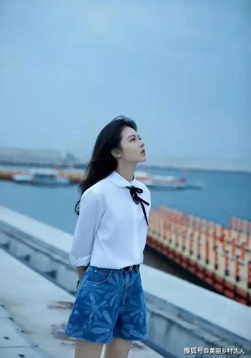 赵今麦海边大片少女感满满,穿得短裤都是太阳花的形状,真甜